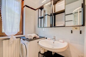 Family Apartment, Multiple Bedrooms, Mountainside (Balcone sul Lago) | Bathroom