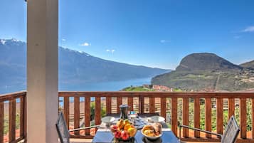 Appartamento familiare, camere multiple, lato montagna (Balcone sul Lago) | Ristorazione all'aperto