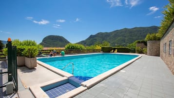 Appartamento familiare, camere multiple, lato montagna (Balcone sul Lago) | Piscina | Piscina stagionale all'aperto, lettini