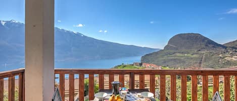 Apartamento família, vários quartos, ao lado da montanha (Balcone sul Lago) | Opções para refeição ao ar livre