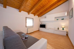 Familienapartment, Mehrere Schlafzimmer (Residenza al Ponte) | Wohnbereich | 22-Zoll-Flachbildfernseher mit Digitalempfang, Fernseher