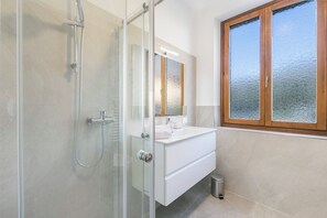 Standard-Apartment, Mehrere Schlafzimmer (Residenza Al Ponte 2) | Badezimmer | Dusche, Regendusche, Haartrockner, Bidet