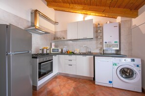Departamento familiar, varias habitaciones (Residenza al Ponte) | Cocina privada | Refrigerador con congelador, microondas, horno y parrilla de estufa 