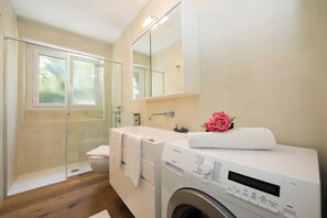 Appartement familial, plusieurs chambres (Charm apartment) | Salle de bain | Douche, douche cascade, séchoir à cheveux, serviettes fournies
