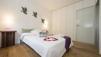 Family Apartment, Multiple Bedrooms (Charm apartment) | 2 bedrooms, free WiFi, bed sheets