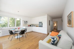 Family Apartment, 2 Bedrooms, Microwave (Charm apartment) | Interior