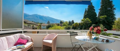 Family Apartment, Multiple Bedrooms (Charm apartment) | Outdoor dining