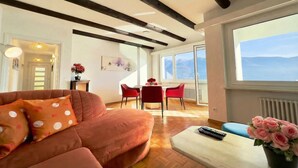 家庭公寓, 2 間臥室, 陽台 (On the Lake 2BR with Garage in Porto) | 起居區