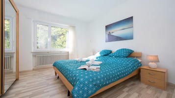 Appartamento familiare, camere multiple (Lake view 2 bedroom in Porto Ronco) | 2 camere, ferro/asse da stiro, Wi-Fi gratuito, lenzuola