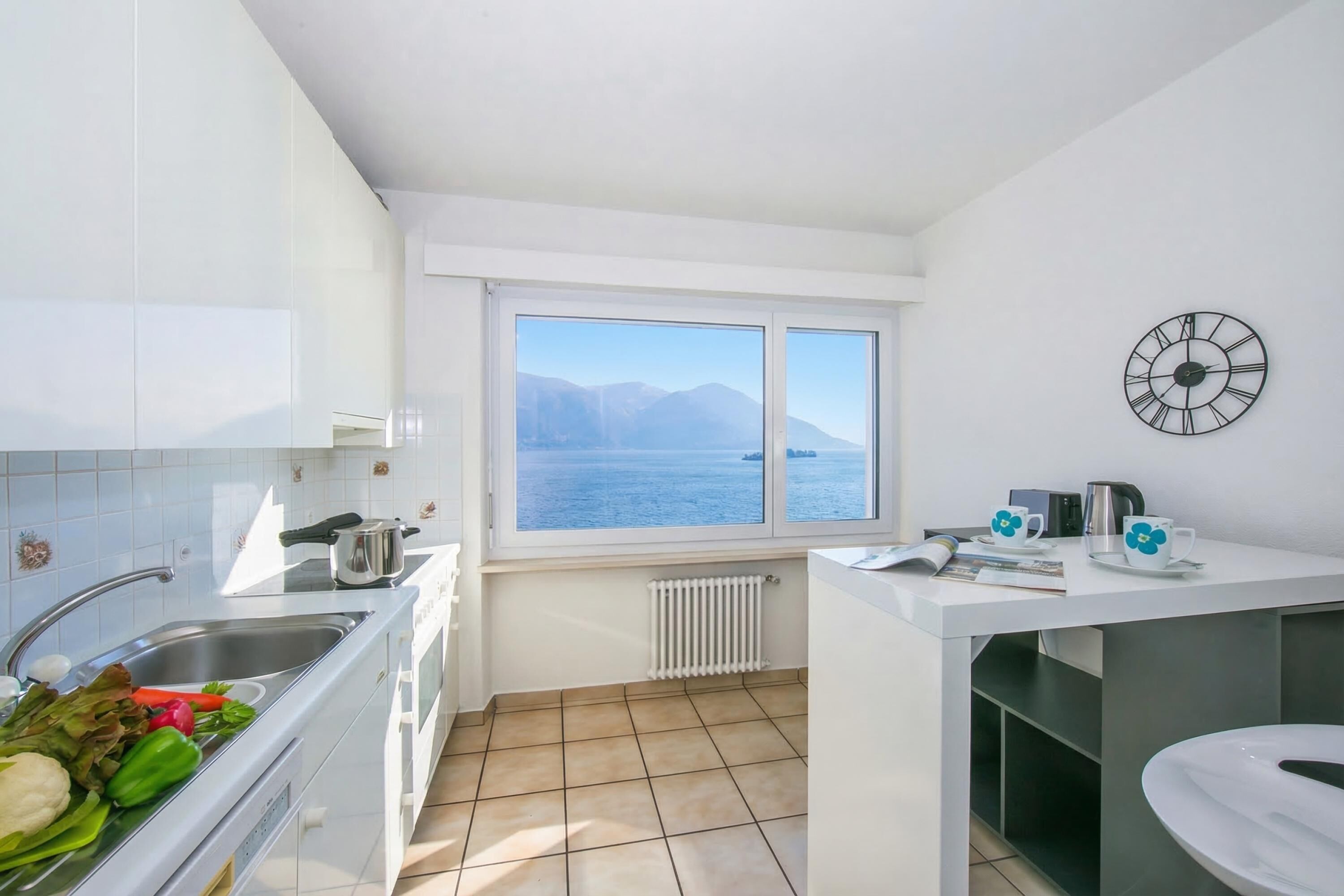 Familieleilighet, flere soverom (Lake view 2 bedroom in Porto Ronco) | Eget kjøkken | Kjøleskap, mikrobølgeovn, ovn og kokeplater