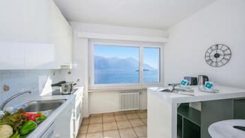 Familieleilighet, flere soverom (Lake view 2 bedroom in Porto Ronco) | Eget kjøkken | Kjøleskap, mikrobølgeovn, ovn og kokeplater