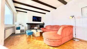 22-inch flat-screen TV with cable channels, TV, fireplace