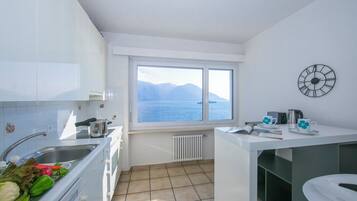 Full-size fridge, microwave, oven, stovetop