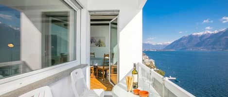 Familienapartment, 2 Schlafzimmer, Balkon (Lake view 2 bedroom in Porto Ronco) | Speisen im Freien