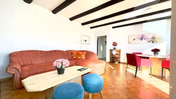 22-inch flat-screen TV with cable channels, TV, fireplace