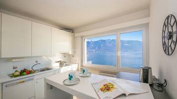 Familieleilighet, flere soverom (Lake view 2 bedroom in Porto Ronco) | Eget kjøkken | Kjøleskap, mikrobølgeovn, ovn og kokeplater