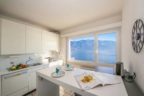 Full-size fridge, microwave, oven, stovetop - Bellevue apartment (Ronco sopra Ascona)
