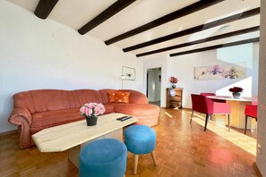 Familie appartement, meerdere slaapkamers (Lake view 2 bedroom in Porto Ronco) | Woonruimte | Een 22-inch flatscreentelevisie met kabelzenders en een televisie