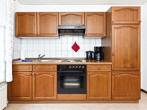 Een koelkast, een magnetron, een oven