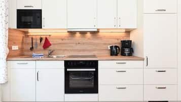 Een koelkast, een magnetron, een oven