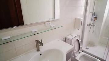 Ducha, artículos de tocador gratuitos, secador de pelo, toallas
