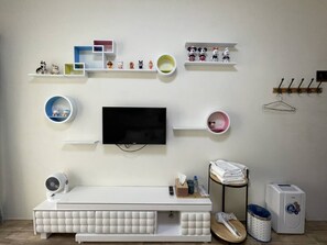 Escritorio, wifi gratis y ropa de cama 