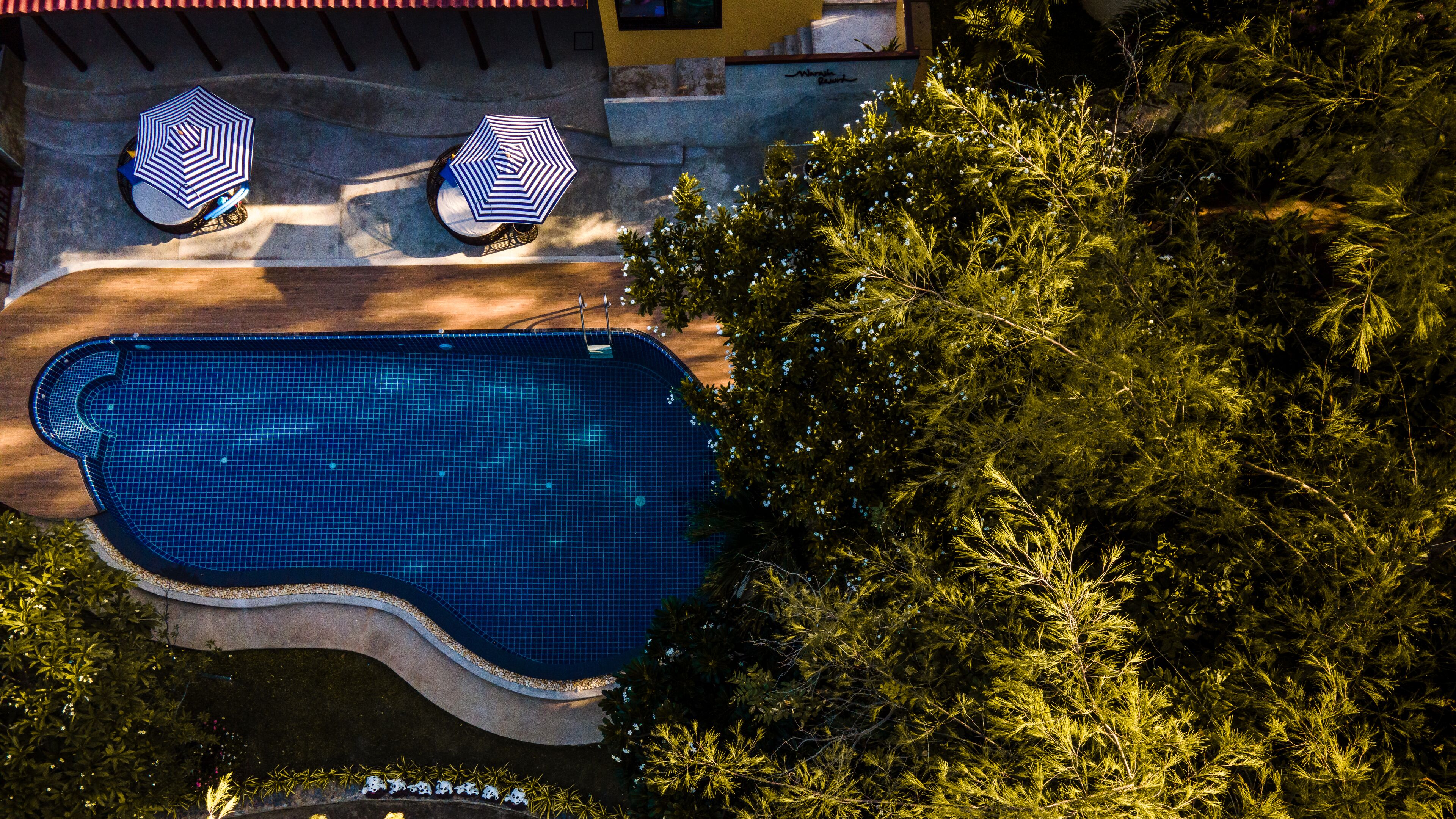 Una piscina al aire libre