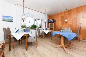 Unclassified image, 3 of 29, button - Double room - Double room in the Hotel-Pension Marlies (Neuharlingersiel)