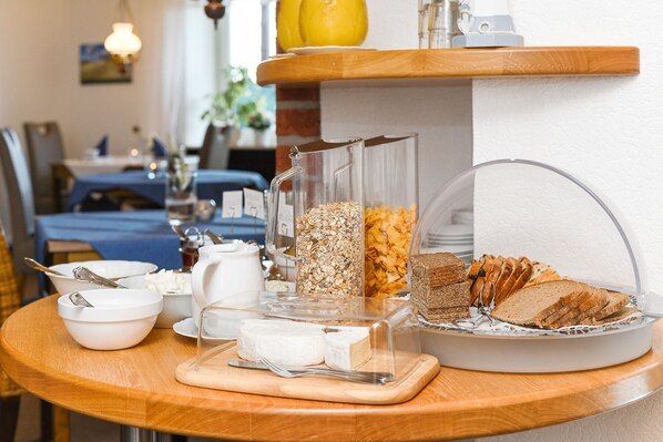 Dining - Double room - Double room in the Hotel-Pension Marlies (Neuharlingersiel)