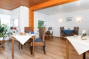 Unclassified image, 5 of 29, button - Double room - Double room in the Hotel-Pension Marlies (Neuharlingersiel)