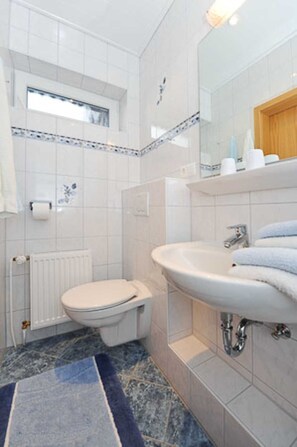 Regadera, toallas, jabón, papel de baño 