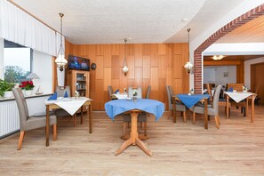 Unclassified image, 3 of 29, button - Double room - Double room in the Hotel-Pension Marlies (Neuharlingersiel)