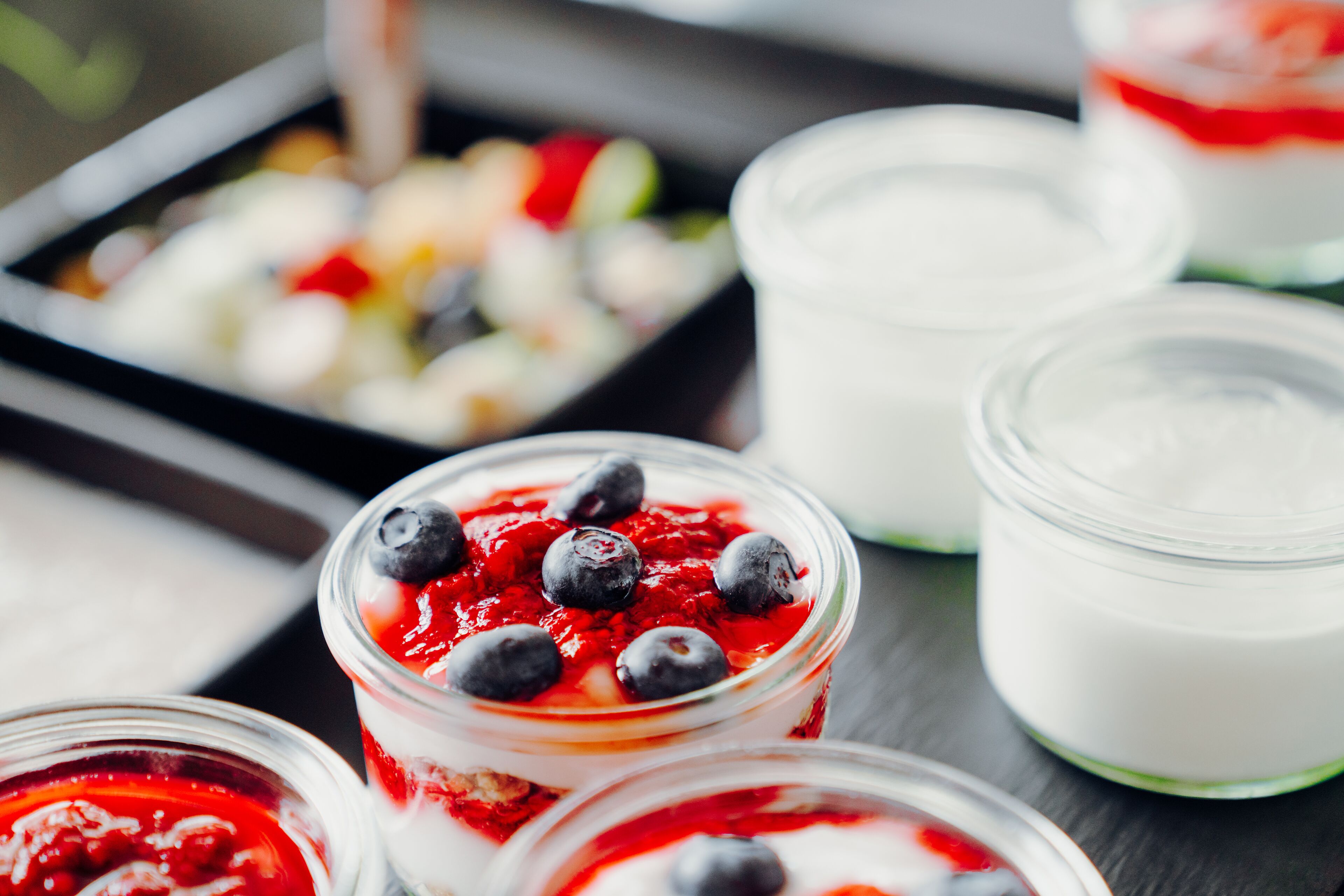 Un plateau de desserts comprenant divers parfais aux fruits et au yaourt.