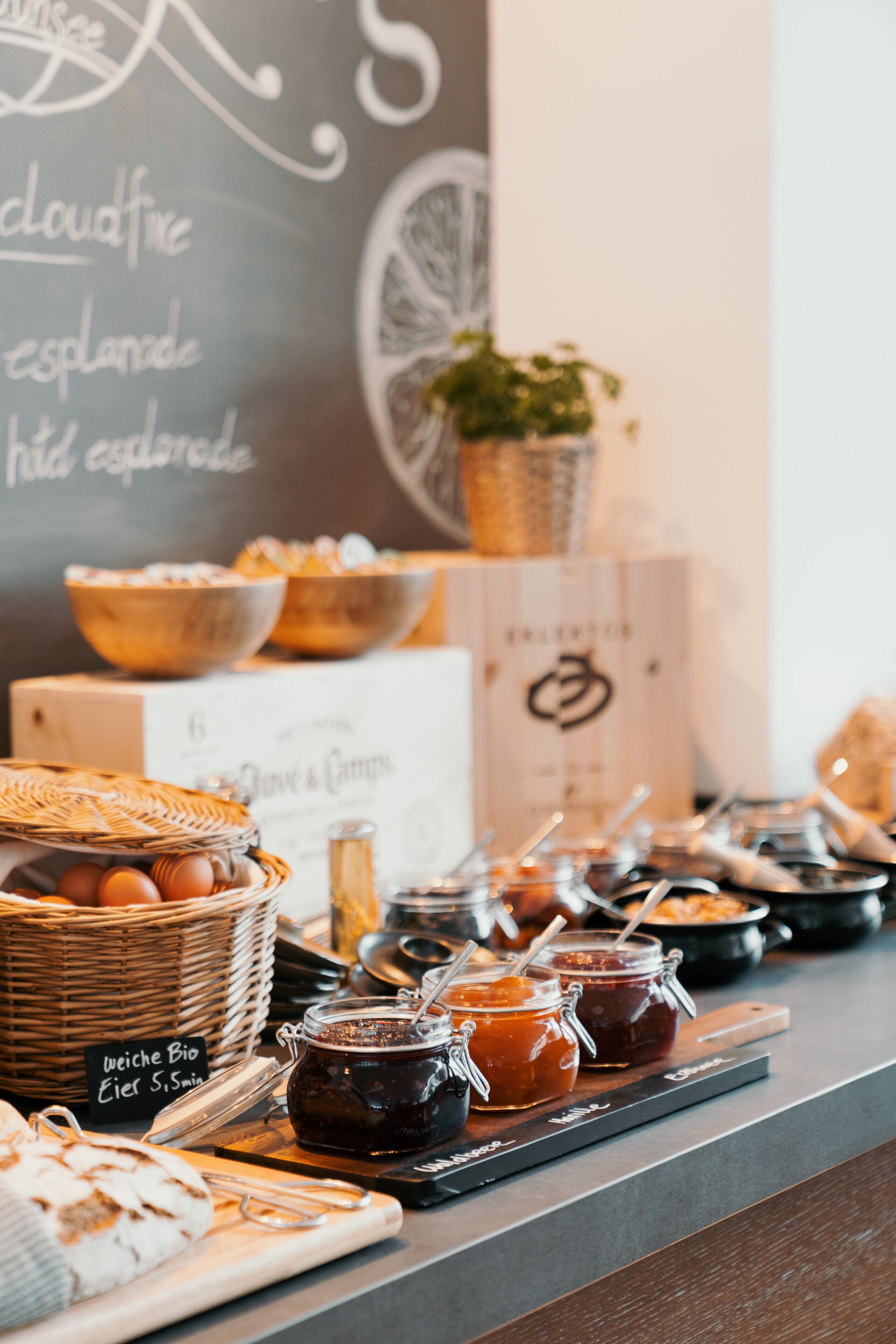 Ein reichhaltiges Frühstücksbuffet mit verschiedenen Speisen und Beilagen.