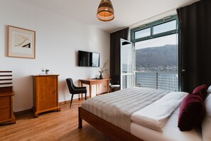Habitación panorámica doble, vistas al lago | Ropa de cama de alta calidad, minibar, caja fuerte y escritorio