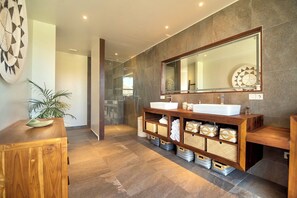 Shower, hair dryer, towels, soap - Karmagali Design private pool villa 2BR with 4* hotel services, beachside (Sanur)