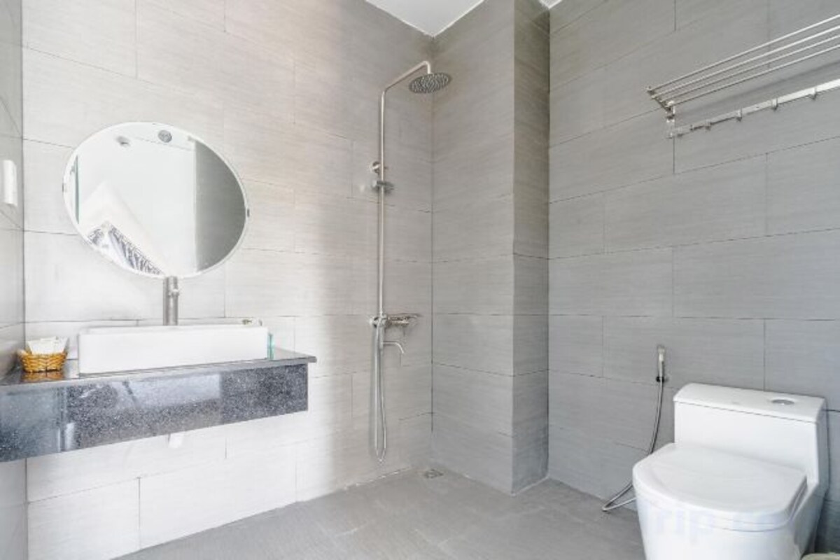 Bathroom | Shower, hydromassage showerhead, free toiletries, hair dryer