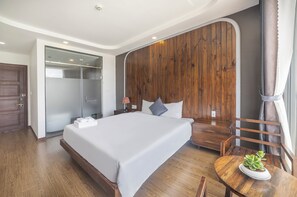 프리미어 더블룸, 발코니 | 고급 침구, 필로우탑 침대, 미니바, 책상