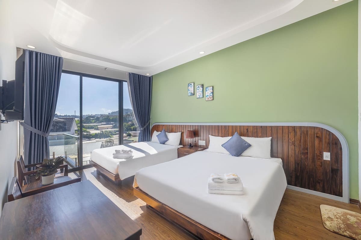 Familie vierpersoonskamer, balkon | Luxe beddengoed, pillowtop-bedden, een minibar, een bureau