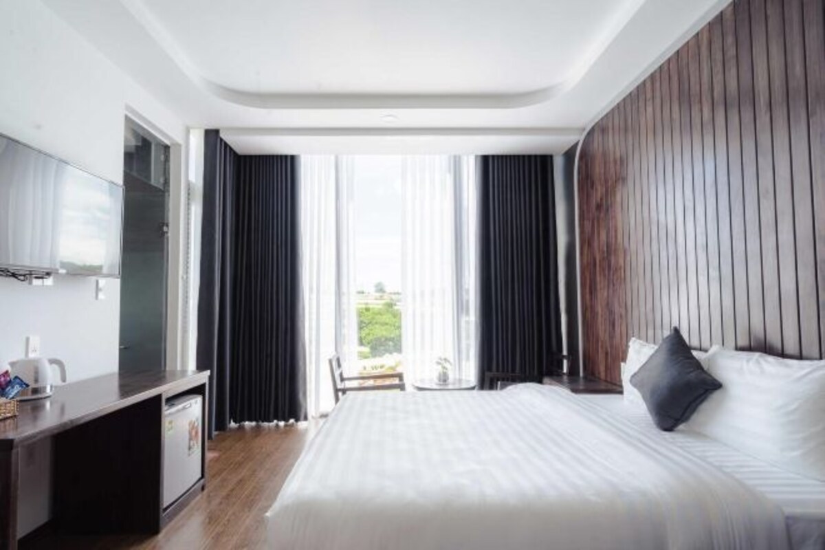 Premium bedding, pillow-top beds, minibar, desk