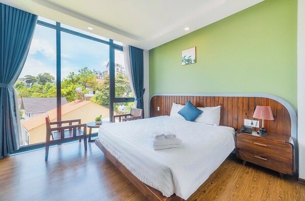 Dobbeltrom – deluxe | Sengetøy av topp kvalitet, senger med overmadrass, minibar og skrivebord