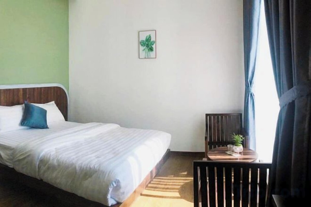 Bộ đồ giường cao cấp, nệm có lớp đệm bông, minibar, bàn 