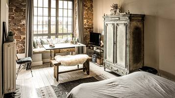 Junior suite (incl. cleaning fee EUR 30) | Woonkamer | Flatscreentelevisie