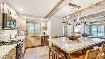 Een koelkast, een magnetron, een kookplaat, een vaatwasser