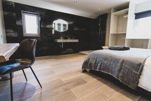 6 slaapkamers, een strijkplank/strijkijzer, wifi, beddengoed