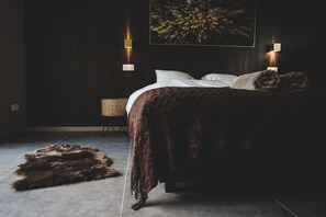 6 bedrooms, iron/ironing board, WiFi, bed sheets