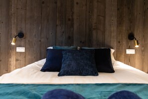 6 bedrooms, iron/ironing board, WiFi, bed sheets