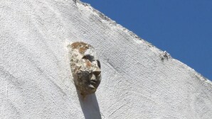 A textured wall with a protruding, weathered stone face. - Dimora Storica   Nonna Adelina (Corigliano D'otranto)