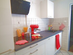 Kühlschrank, Mikrowelle, Ofen, Herdplatte