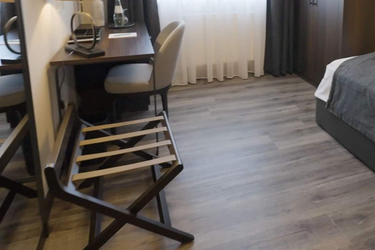 Una habitación pequeña y moderna con una cama, un escritorio y una silla.